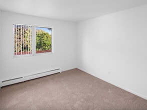 Warren Club in Warren, MI - Foto de edificio - Building Photo