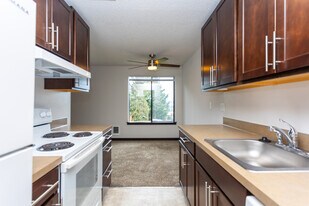 Normandy Duke Apartments in Normandy Park, WA - Building Photo