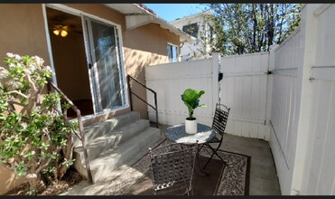 2226 S Carmelina Ave in Los Angeles, CA - Foto de edificio - Building Photo