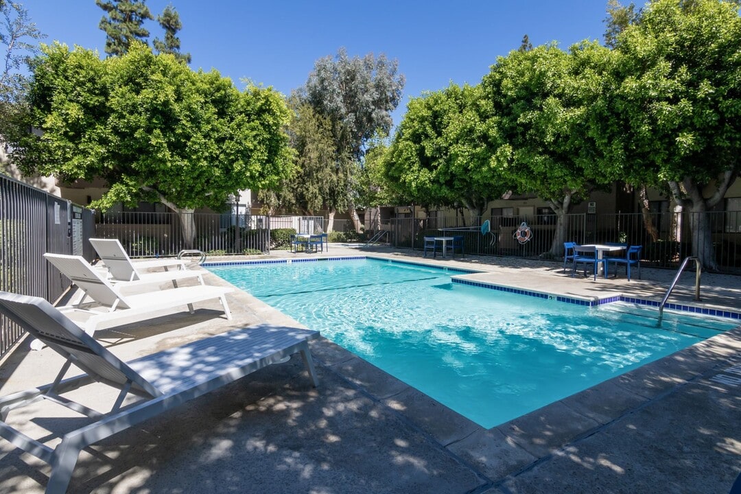 7810 Topanga Canyon Boulevard, Canoga Park in Canoga Park, CA - Building Photo
