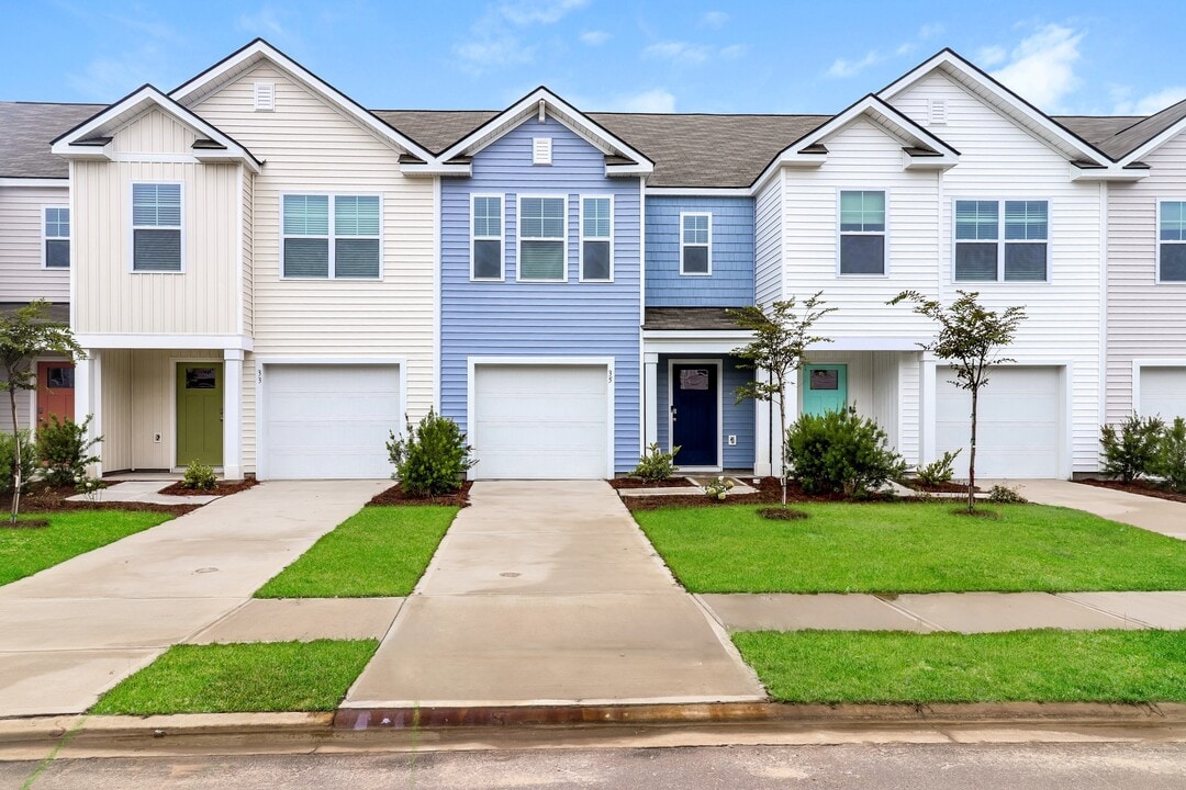 35 Striker Rd in Port Wentworth, GA - Building Photo