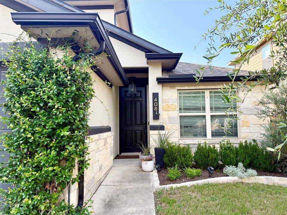 408 Wincliff Dr in Buda, TX - Foto de edificio
