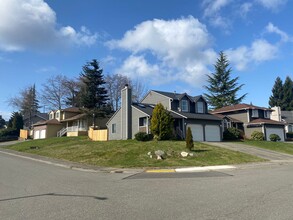 32337 18th Ave SW in Federal Way, WA - Foto de edificio - Building Photo