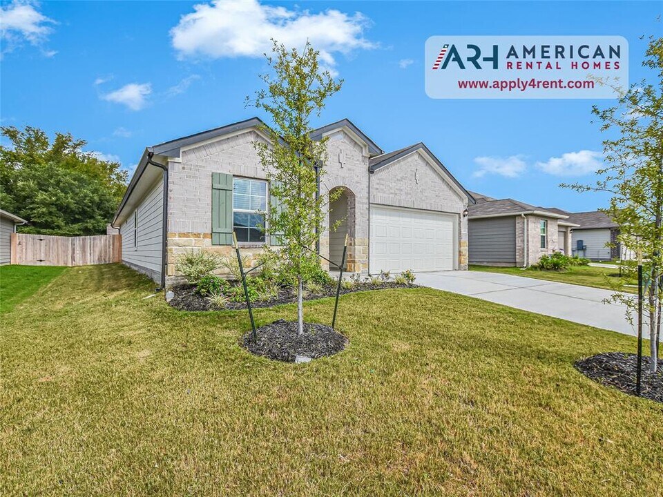1305 Camden Ln in Lockhart, TX - Foto de edificio