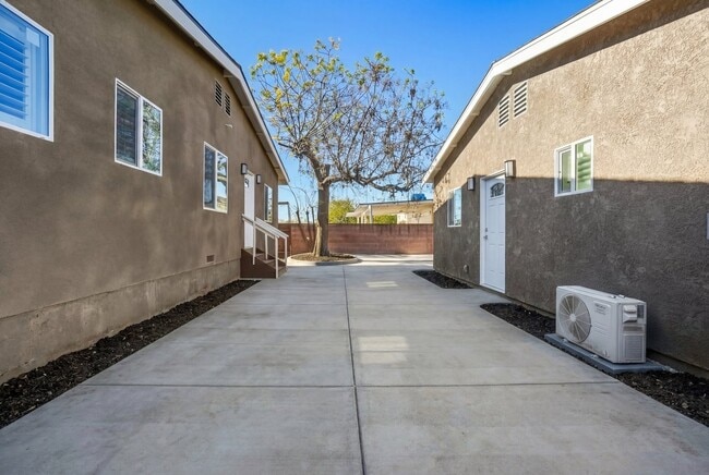 13050 Terra Bella St in Los Angeles, CA - Building Photo - Building Photo