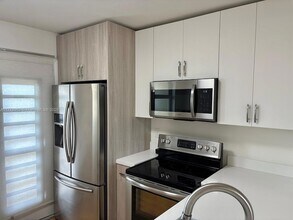 205 SE 11th Terrace, Unit 407 in Dania Beach, FL - Building Photo - Building Photo