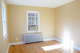 8413 Flower Ave in Takoma Park, MD - Foto de edificio - Building Photo