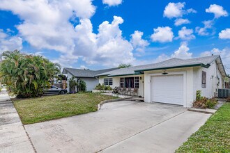 564 NW 55th St in Boca Raton, FL - Building Photo - Building Photo