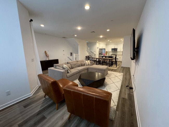 13031 Centre Dr in Garden Grove, CA - Foto de edificio - Building Photo