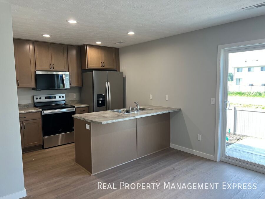 3 Bedroom 1.5 Bathroom Townhome in Sioux Falls, SD - Building Photo
