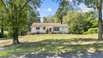 1715 Musso View Ave in Cheshire, CT - Building Photo