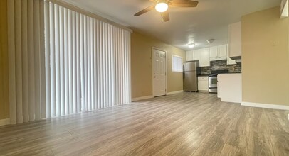 3360 Athens St, Unit 4 in Las Vegas, NV - Building Photo - Building Photo