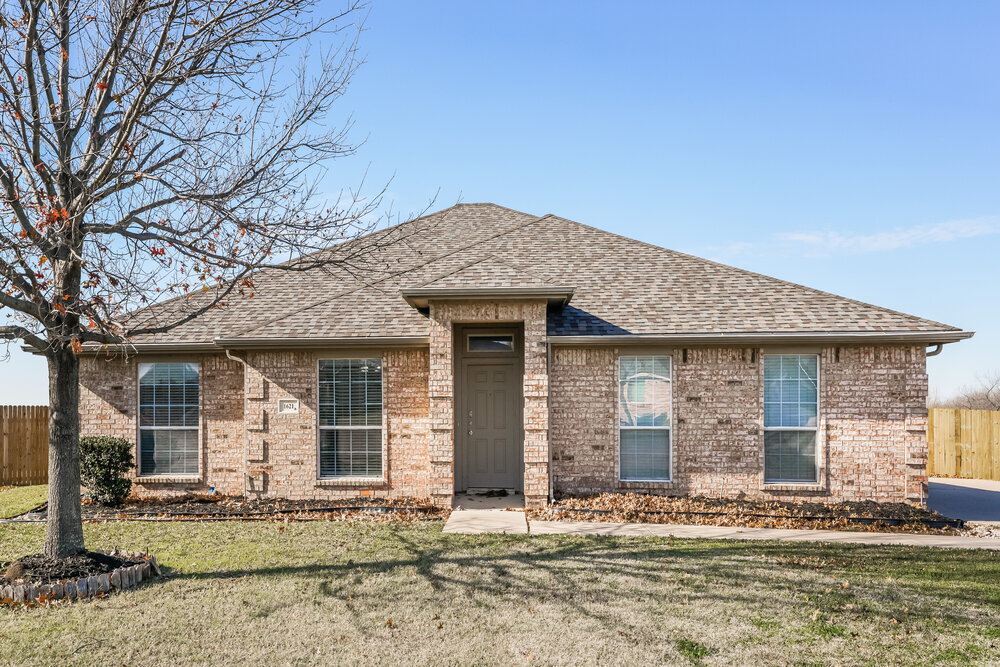 1621 Millbrook Dr in Midlothian, TX - Building Photo