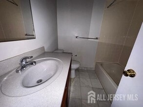 1705 Green Hollow Dr in Iselin, NJ - Building Photo - Building Photo