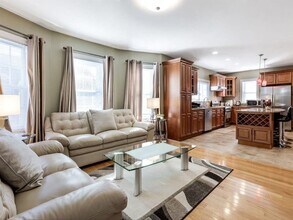 24 Fairmount Ave in Somerville, MA - Foto de edificio - Building Photo