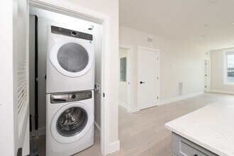 425 Border St, Unit 401 in Boston, MA - Building Photo - Building Photo