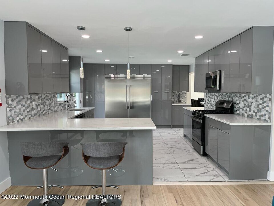 279 Lake Ave in Long Branch, NJ - Building Photo