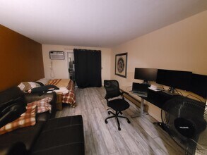5 Timberwood Dr, Unit 206 in Goffstown, NH - Foto de edificio - Building Photo