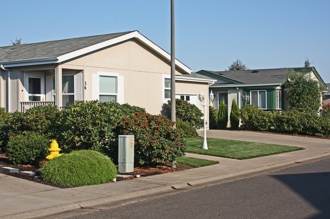 3220 Crescent Ave in Eugene, OR - Foto de edificio - Building Photo