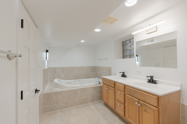 2235 W Fullerton Ave, Unit 1 in Chicago, IL - Foto de edificio - Building Photo