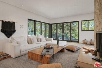 10123 Angelo View Dr in Beverly Hills, CA - Building Photo - Building Photo