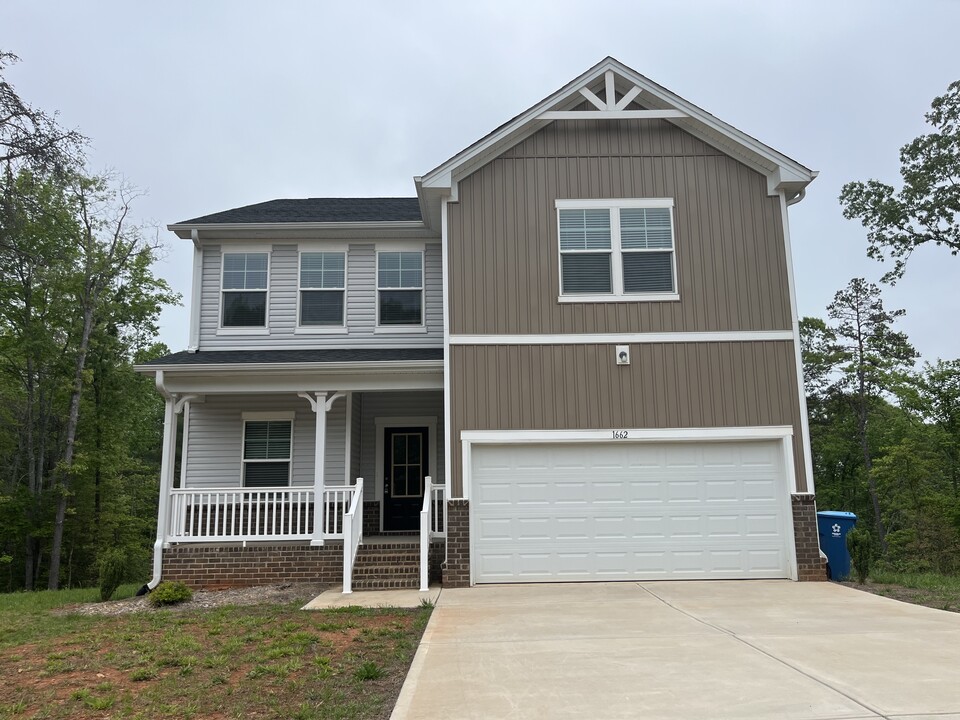 1662 Nicholas Way in Hickory, NC - Building Photo