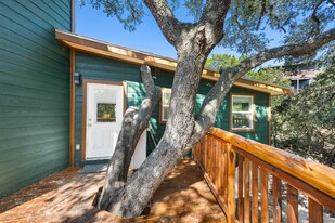 105 Hi View Dr in Lakehills, TX - Building Photo