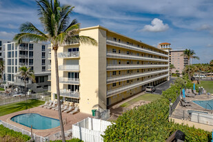 Hillsboro Colonnade Condominium in Hillsboro Beach, FL - Building Photo