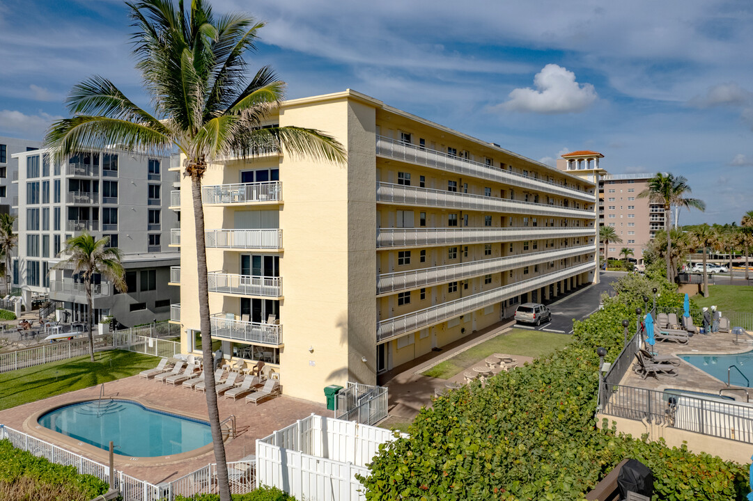 Hillsboro Colonnade Condominium in Hillsboro Beach, FL - Foto de edificio