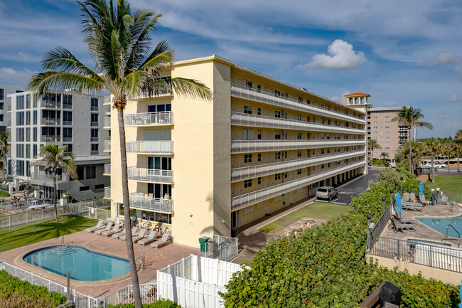 Hillsboro Colonnade Condominium