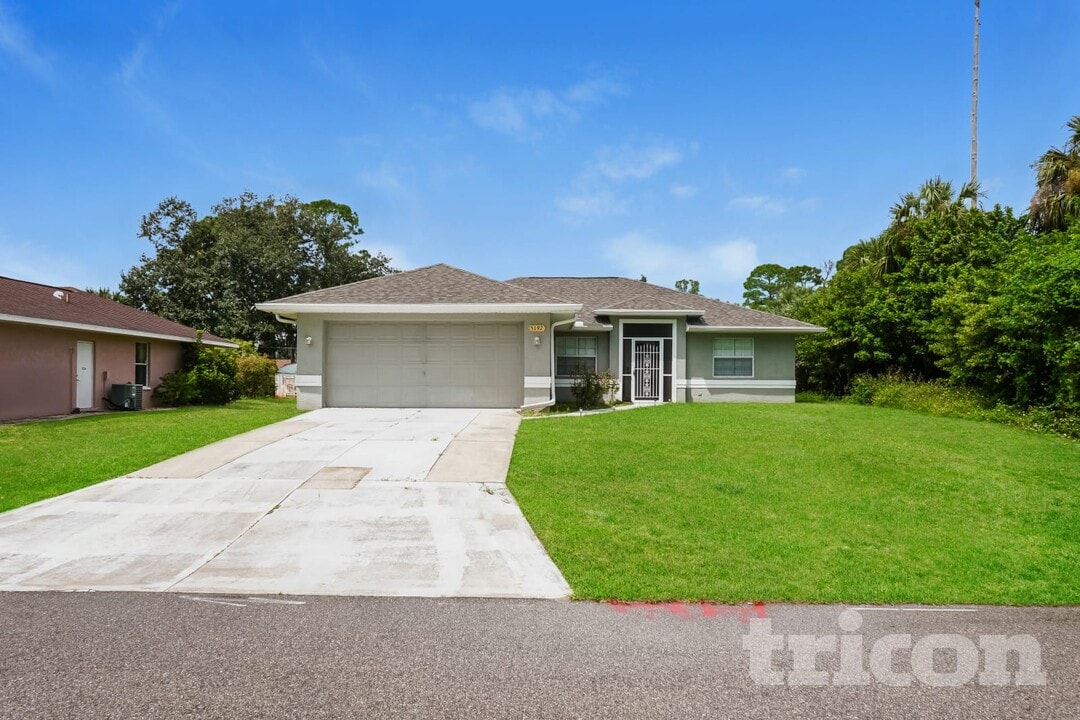 5197 Brickell Dr in North Port, FL - Building Photo