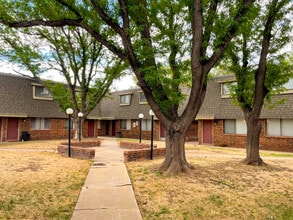 Four Seasons & Pepper Tree Apartments in Canyon, TX - Foto de edificio - Building Photo