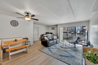 7117 W 93rd St, Unit 102 in Oak Lawn, IL - Building Photo - Building Photo