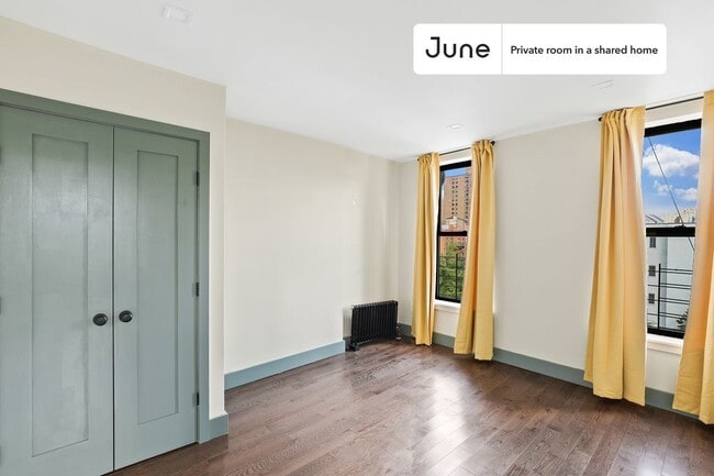 Private bedroom in 2 bed/1 bath Home in New York, NY - Building Photo - Building Photo