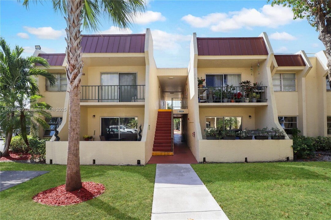 13934 SW 90th Ave in Miami, FL - Building Photo