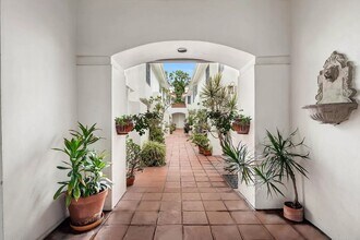1440 N Fairfax Ave, Unit 103 in West Hollywood, CA - Building Photo - Building Photo