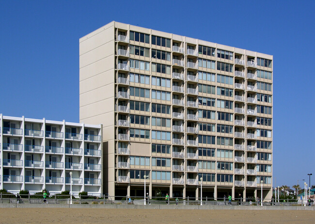 Edgewater Condominiums in Virginia Beach, VA - Building Photo - Building Photo