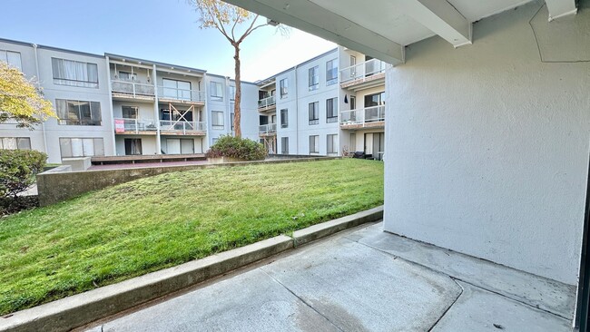 6 Admiral Dr in Emeryville, CA - Building Photo - Building Photo