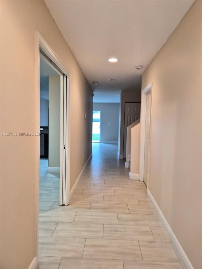 2488 NW 99th Way in Sunrise, FL - Building Photo - Building Photo
