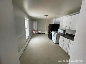 22 Birch St, Unit 2 in Bangor, ME - Building Photo