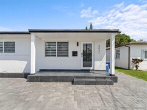 3031 SW 64th Ave in Miami, FL - Building Photo - Building Photo