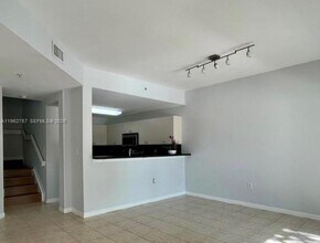 11202 NW 83rd St in Doral, FL - Foto de edificio - Building Photo