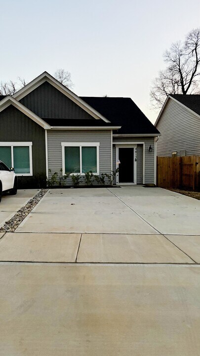 4817 Victoria Ave in Charlotte, NC - Building Photo