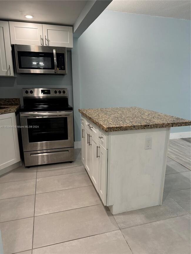 261 S Cypress Rd in Pompano Beach, FL - Building Photo - Building Photo