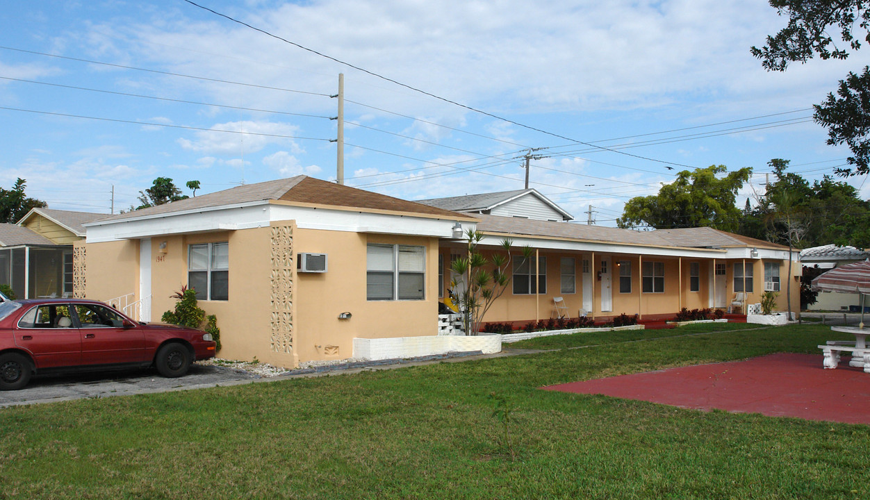 1943-1947 Buchanan St in Hollywood, FL - Building Photo