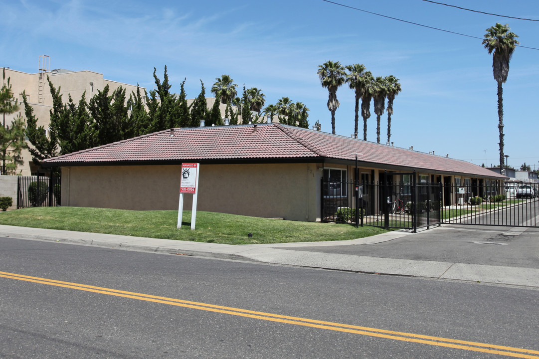 221 E Coolidge Ave in Modesto, CA - Foto de edificio