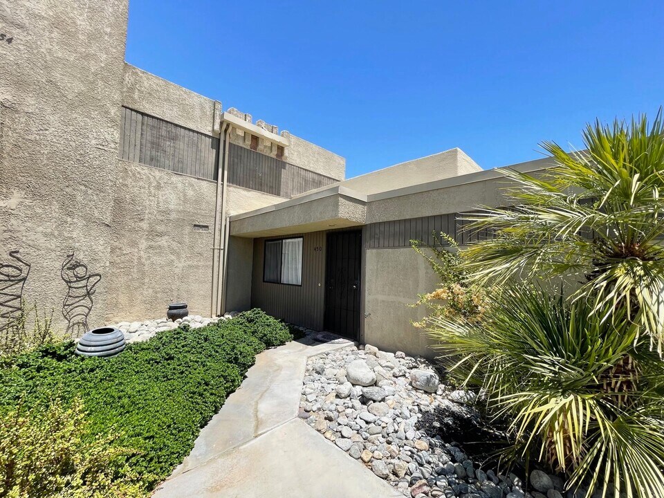 450 Bradshaw E Ln in Palm Springs, CA - Building Photo