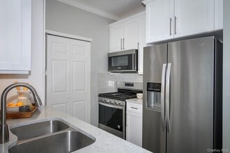 422 Charles Pond Dr in Coram, NY - Foto de edificio - Building Photo