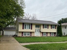 4413 38th St in Des Moines, IA - Building Photo