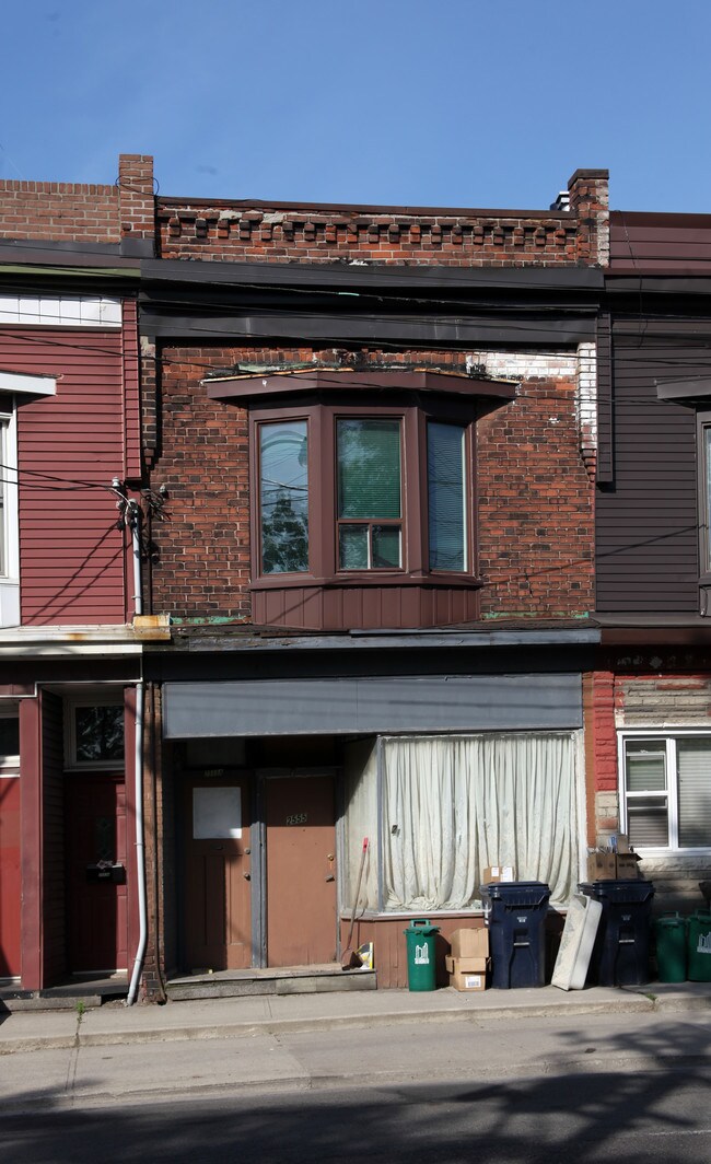 2555 Dundas St W